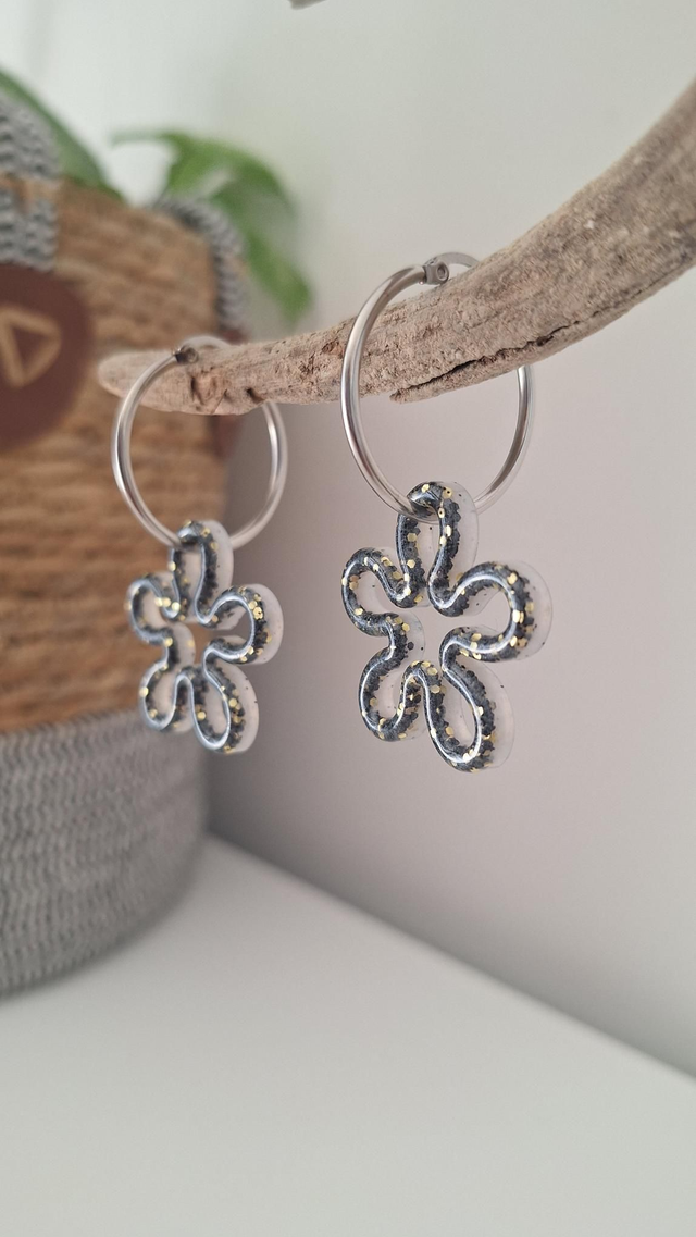 Créoles fleurs blanches et paillettes noires et dorées