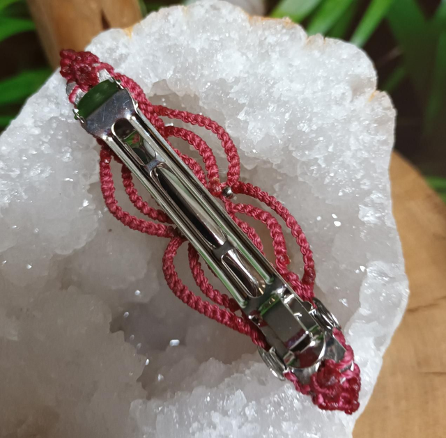Barrette en micro-macramé et quartz rose