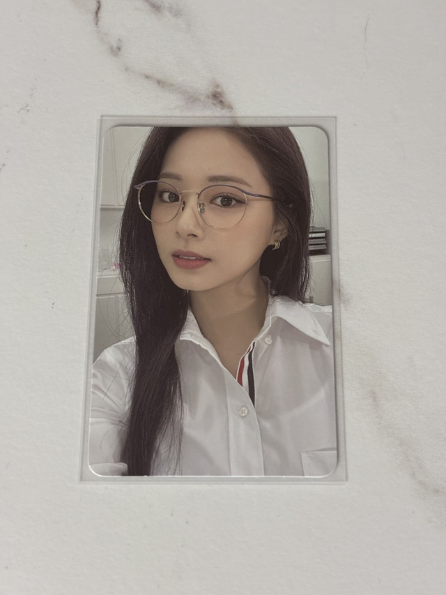 PC OFFICIEL DE TZUYU DE TWICE