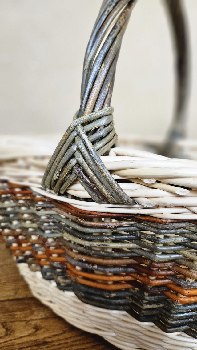 Panier ovale en osier naturel brut et blanc