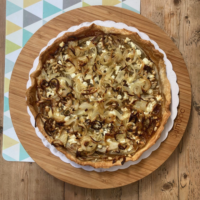 Quichon aux chicons braisés, feta, pignons de pin et oignons