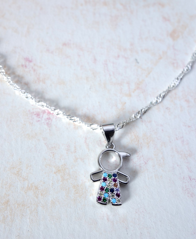 Colgante de niño con circolitas de colores hecho en plata 925.