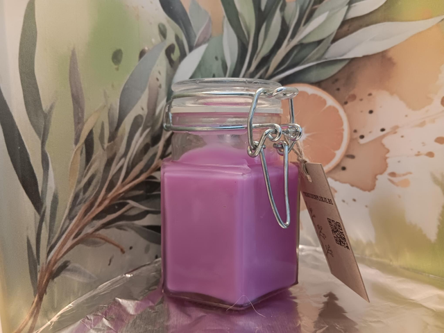 Geurkaars 'Violet' met een blend van de etherisch oliën : mandarijn, salie en wierook