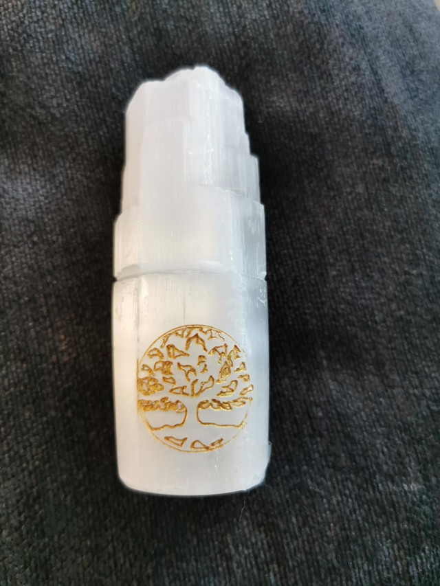 Monolithe sélénite gravé arbre de vie 