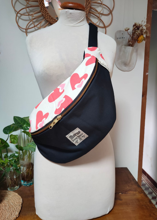 Sac banane à motifs de cœurs rouges