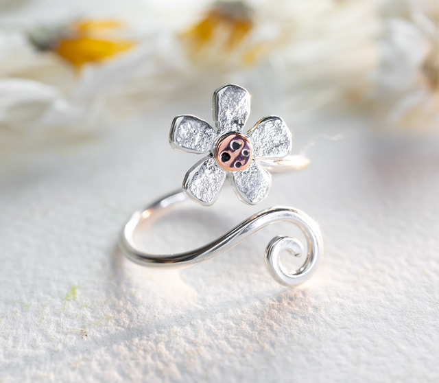 Anillo ajustable de Margarita en hilo de plata 925, detalle en cobre y espiral 