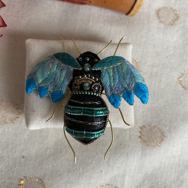 Insecte brodé ailes bleues