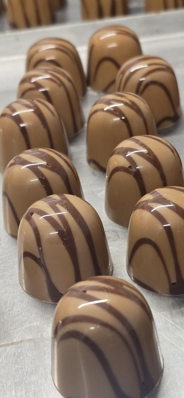Caramel chocolate bonbon with Kadaife and peanut paste 
