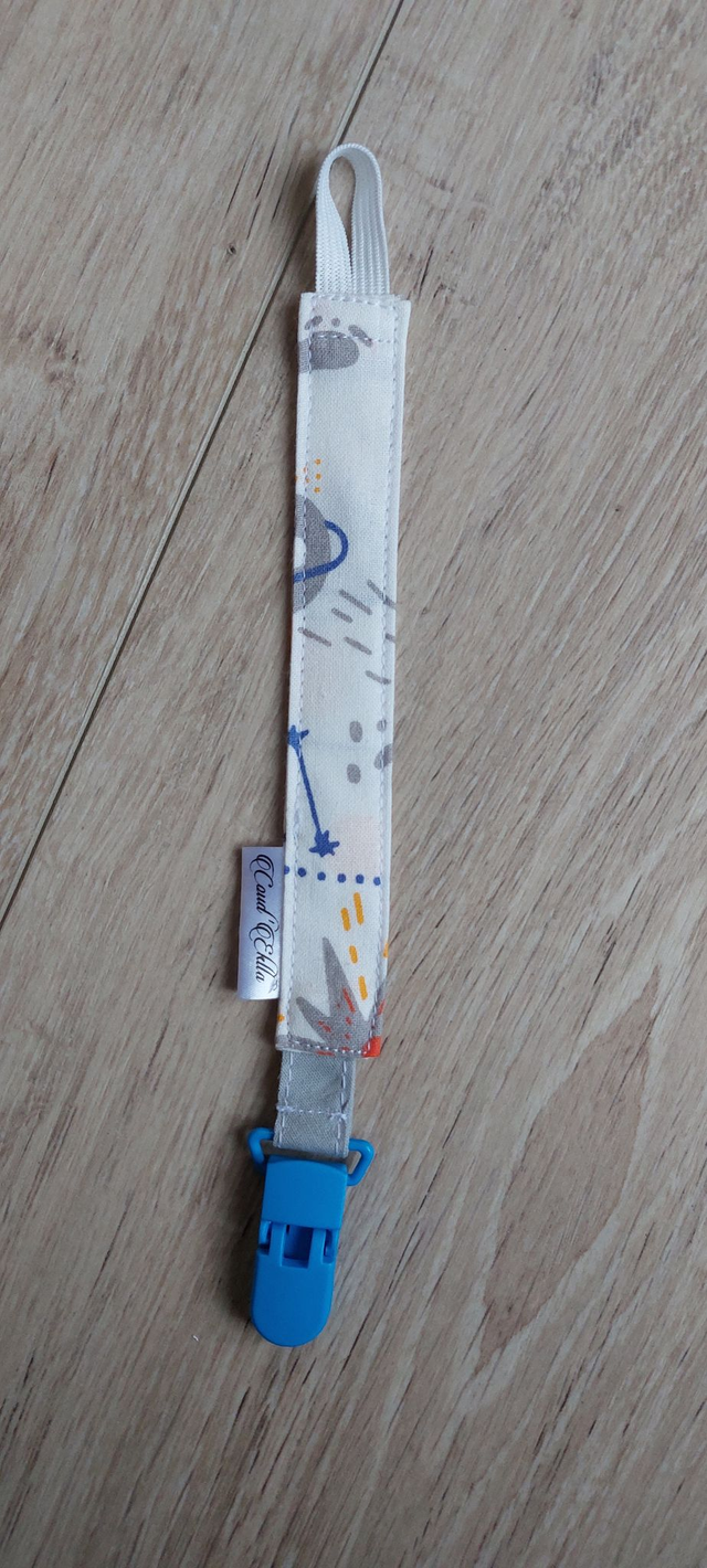 Attache sucette fusée