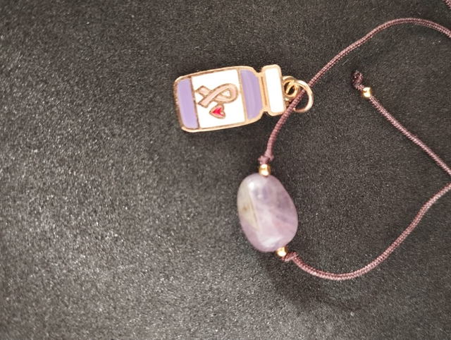 Bracelet en Améthyste & Breloque Octobre Rose – Fermeture Macramé