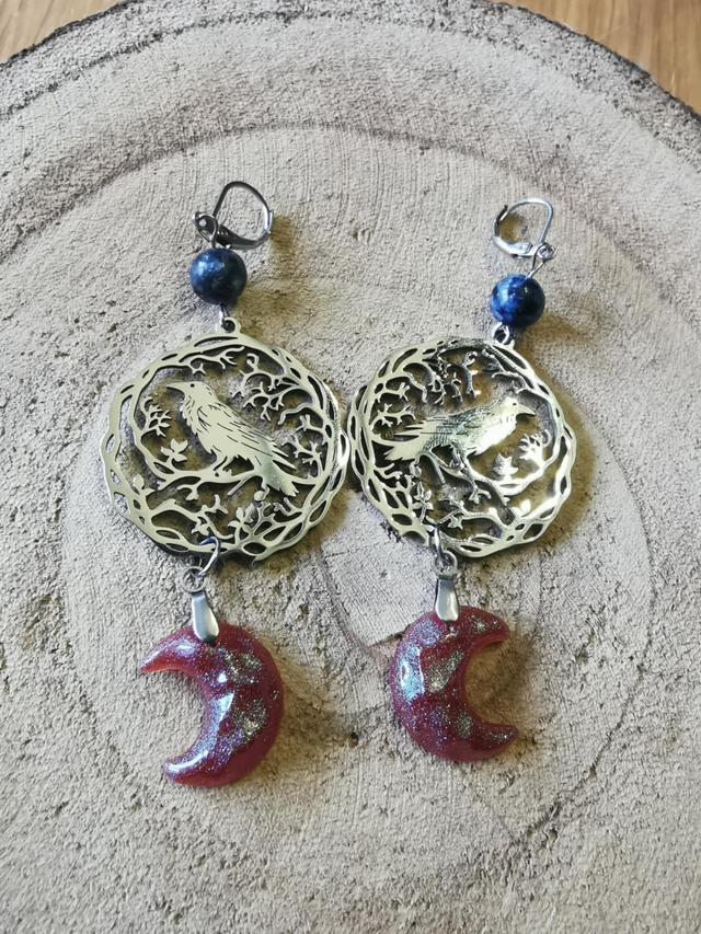 Corbeaux argents, lunes rouge reflets bleus &amp; perles bleues