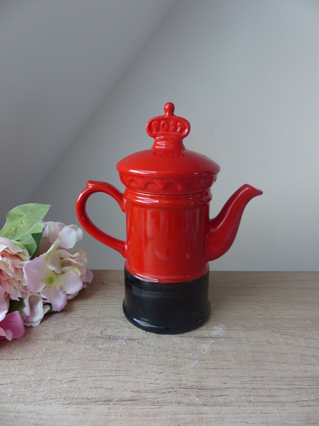 Théière Vintage Price Kensington – Boîte aux Lettres Anglaise – Céramique Rouge et Noire – Fabriquée en Angleterre