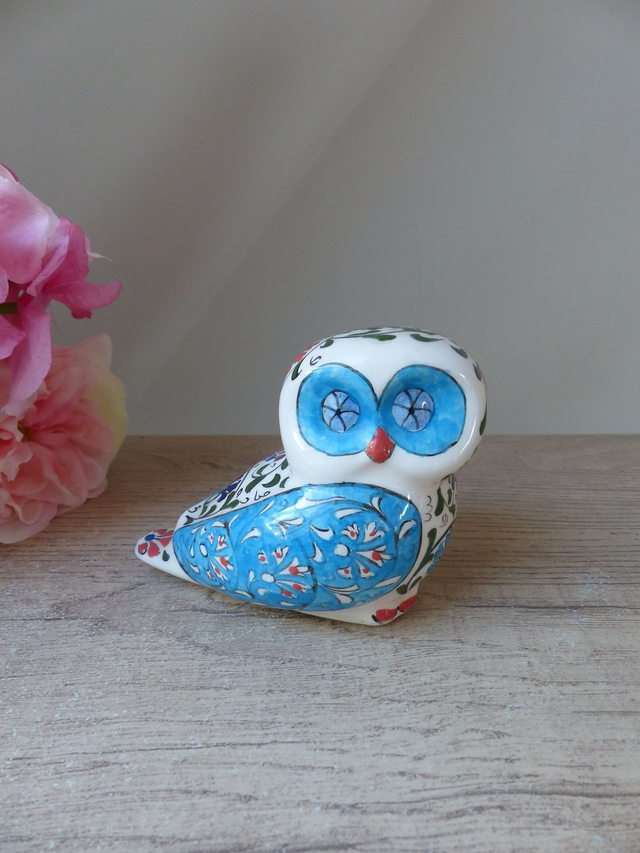 Chouette Bleue Joyeuse : Figurine Artisanale en Céramique Peinte à la Main – Chouette Colorée, Décoration Maison de Campagne, Bord de Mer