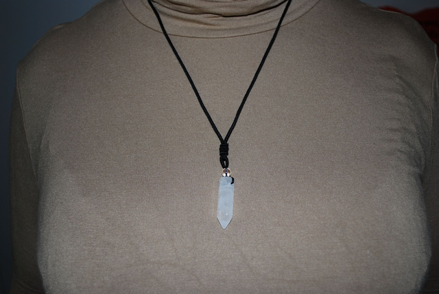 Collier cristal de roche pierre pointe