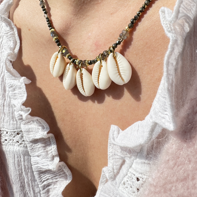 Collier coquillages cauri