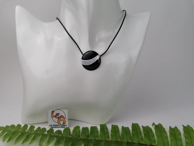 Pendentif Petit Rond '' Black And White '' en émail. 