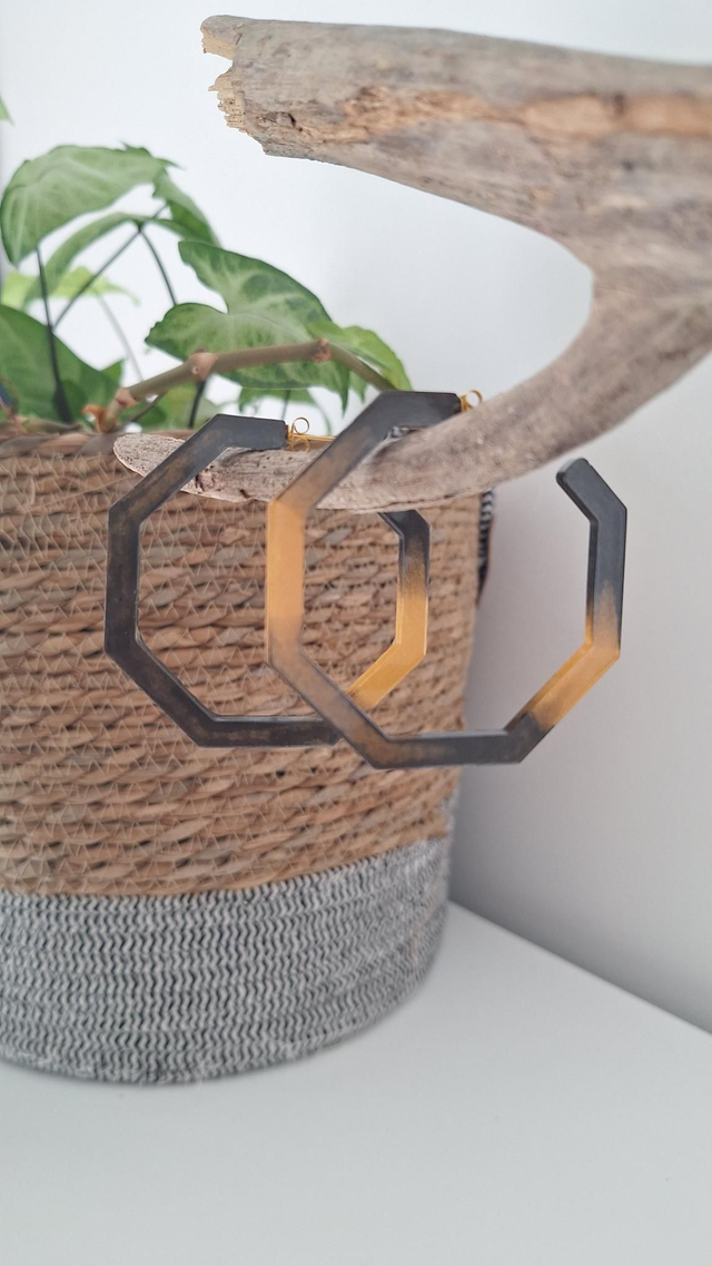 Créoles hexagonales noires et dorées 