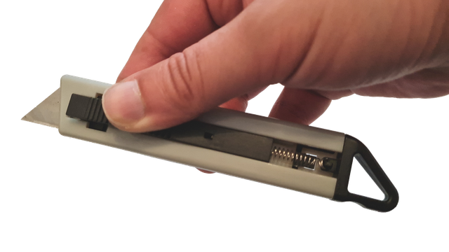 Cuttermesser mit automatischem Klingenrückzug