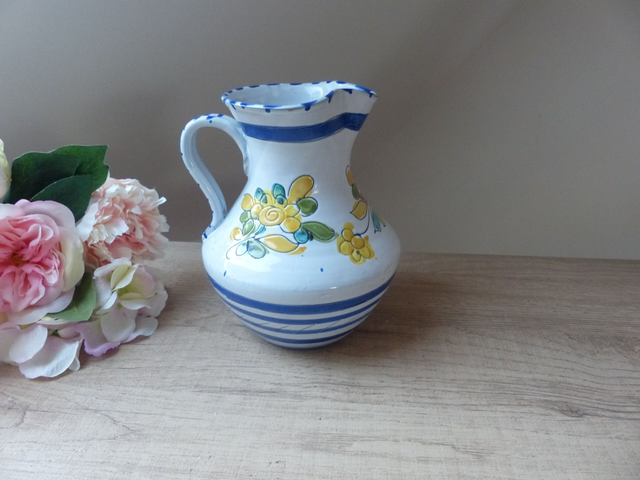 Grand Pichet Vintage en Céramique Peint Main – Cruche Décorative Motif Floral – Carafe Artisanale pour Eau ou Vase – Déco Maison de Campagne