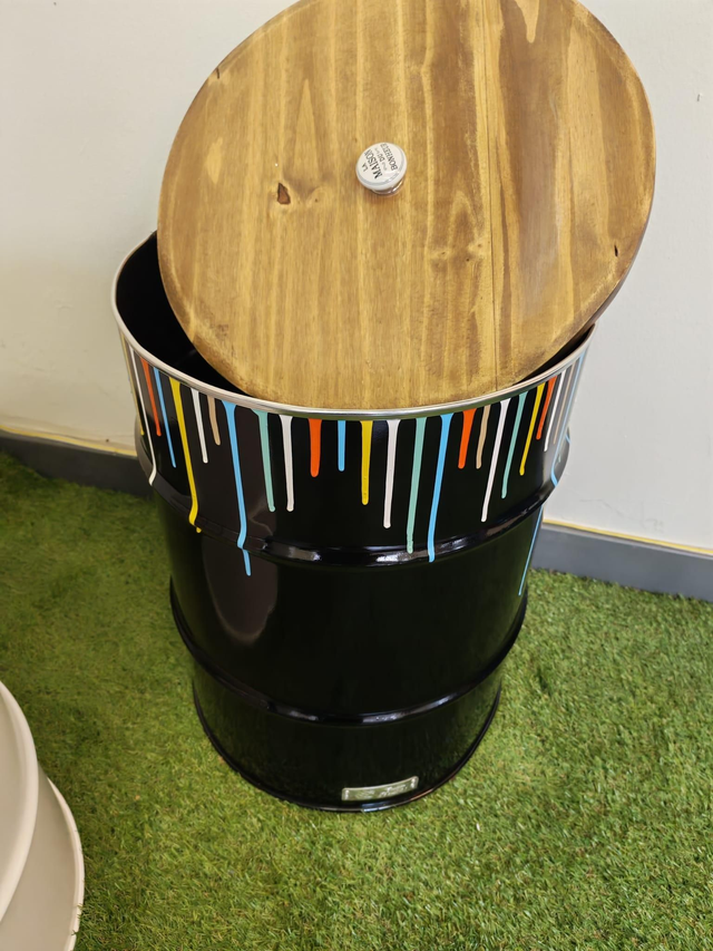 Coffre de rangement noir en baril d'huile recyclé avec couvercle avec coulure de peinture multicolore 