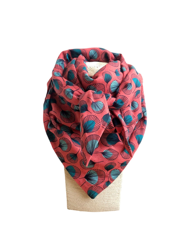Foulard triangle - plumes vertes fond rouge