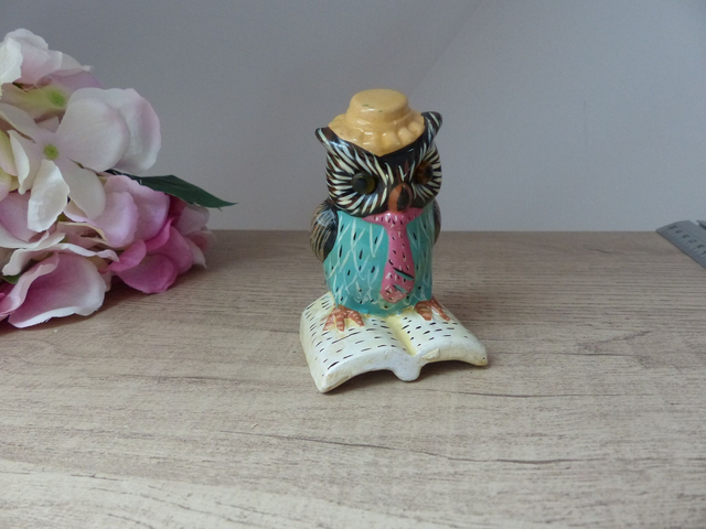 Figurine hibou en céramique sur un livre avec une cravate, oiseau lecteur savant, chouette cadeau enseignant collègue ami étudiant rentrée