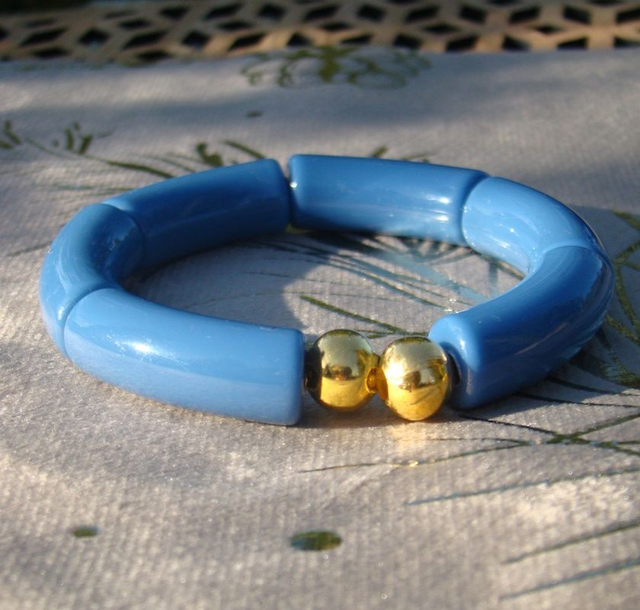 Bracelet perles tubes incurvées acryliques unies Khazaana Bleu