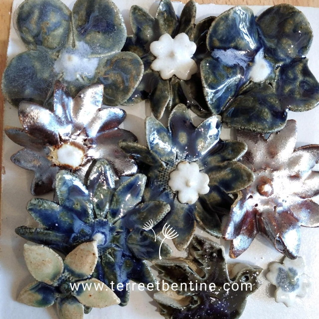 COMPOSITION florale en grès "CARREAU FLEURS"