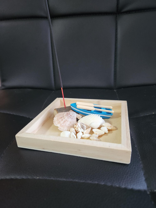 Little boat and shell incense stick holder 