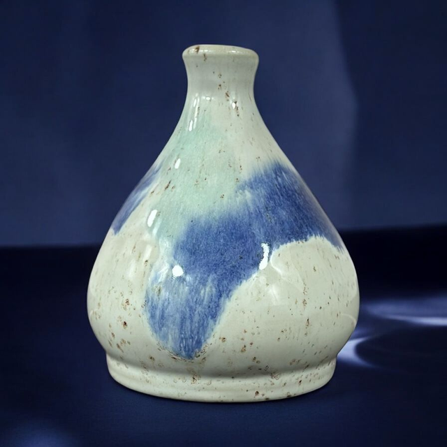bauchige Vase aus Keramik in weiß-blau