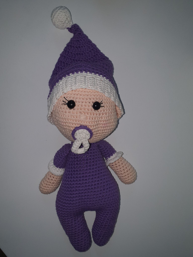 Bébé en pyjama violet et son bonnet