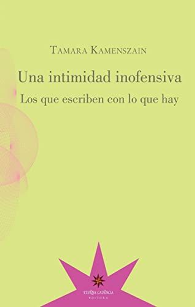 Una intimidad inofensiva: Los que escriben con lo que hay - Tamara Kamenszain