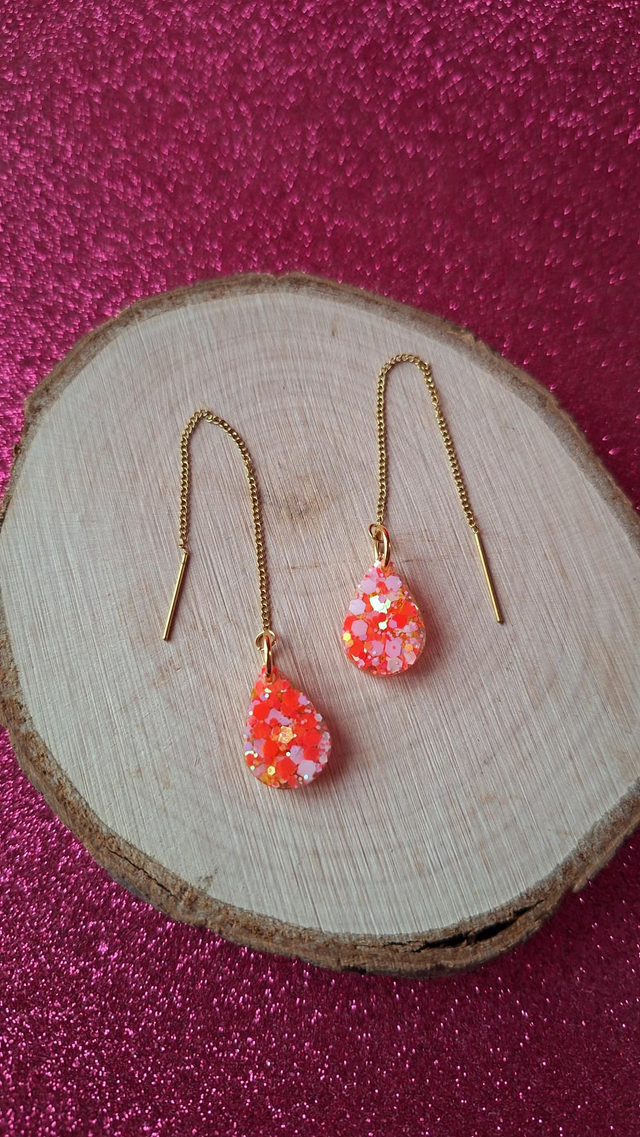 Boucles d'oreilles à enfiler dorées gouttes paillettes Corails/blanches et encre à alcool dorée/orangée