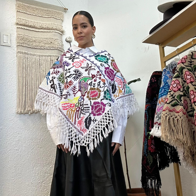 Poncho bordado 