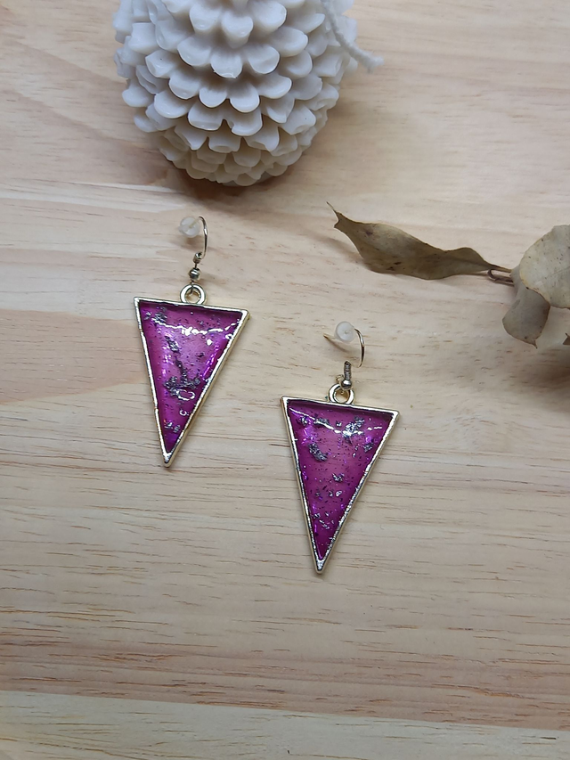 Boucles d&#039;oreilles Résine - triangle argent/ rose paillettes argentées