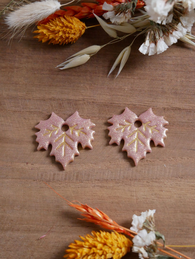 Feuilles d'érable rose irisé grandes