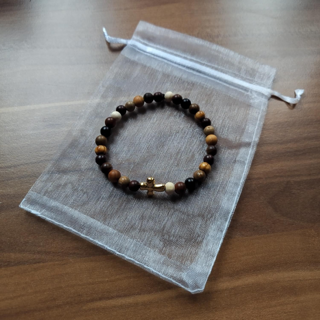 Holzperlen-Armband mit Edelstahlkreuz (Brauntöne)