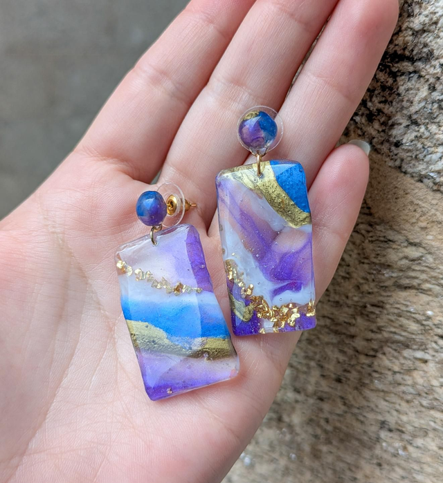 Pendientes de resina geoda con tonos púrpura y azul