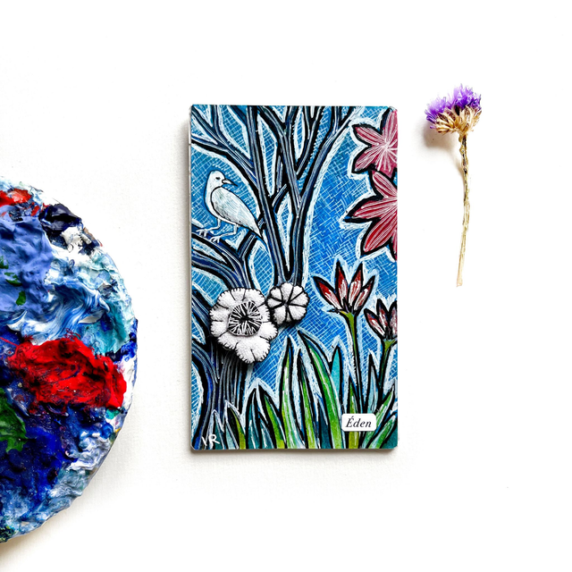 Tableau oiseau blanc et fleurs brodées 