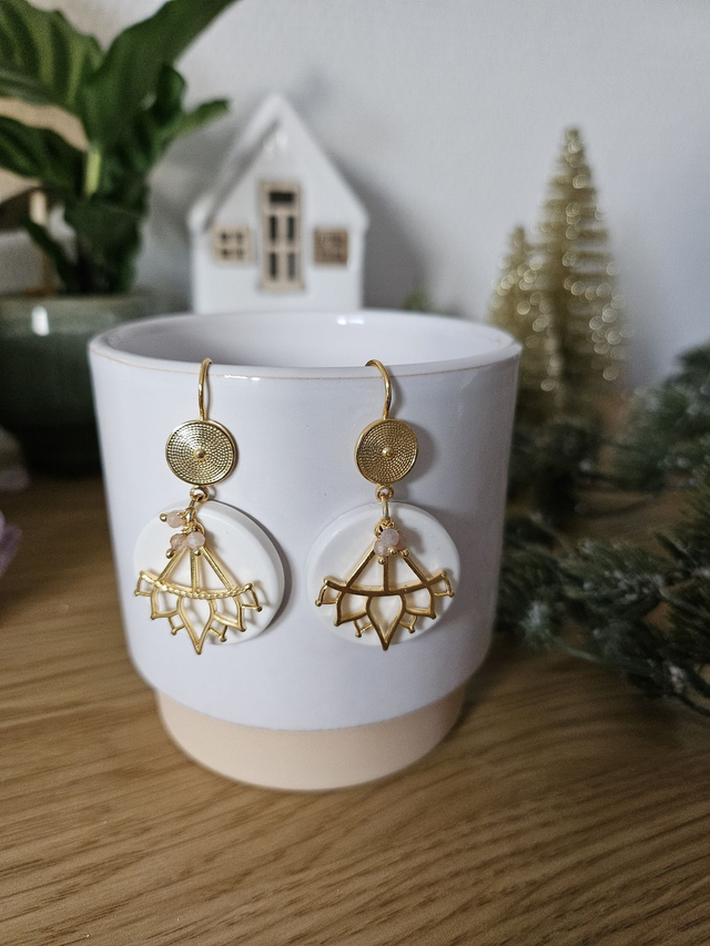 Boucles d&#039;oreilles dorées ethniques et pierres de lune pêche