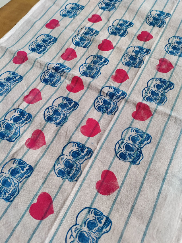 Torchon imprimé 50 x70 cm -linogravure " amour et tête de mort"