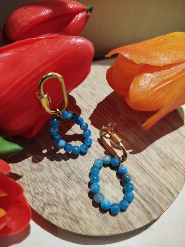 Boucles d’oreilles Apatite bleue &amp; acier doré