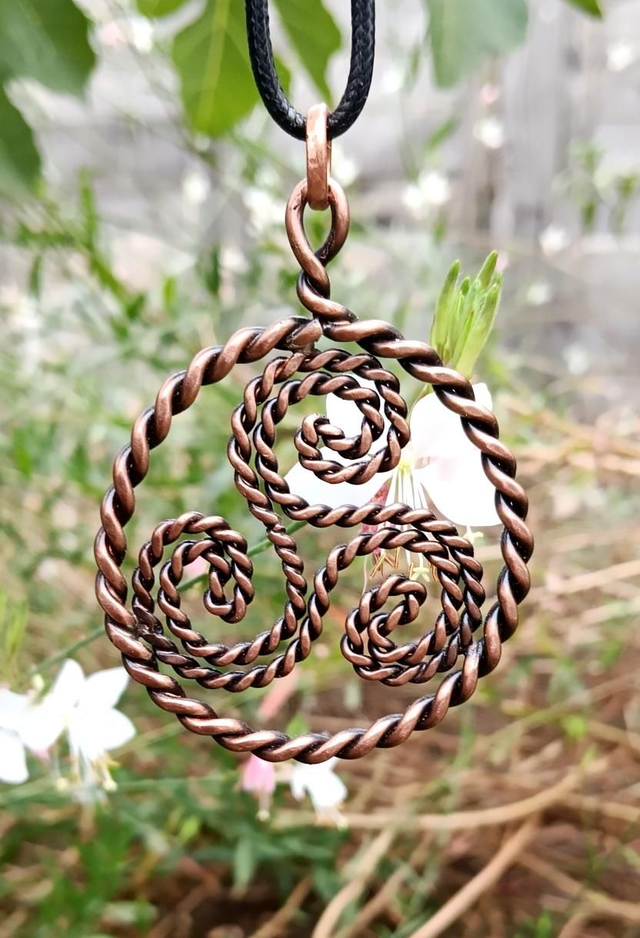 Pendentif triskelion cuivre