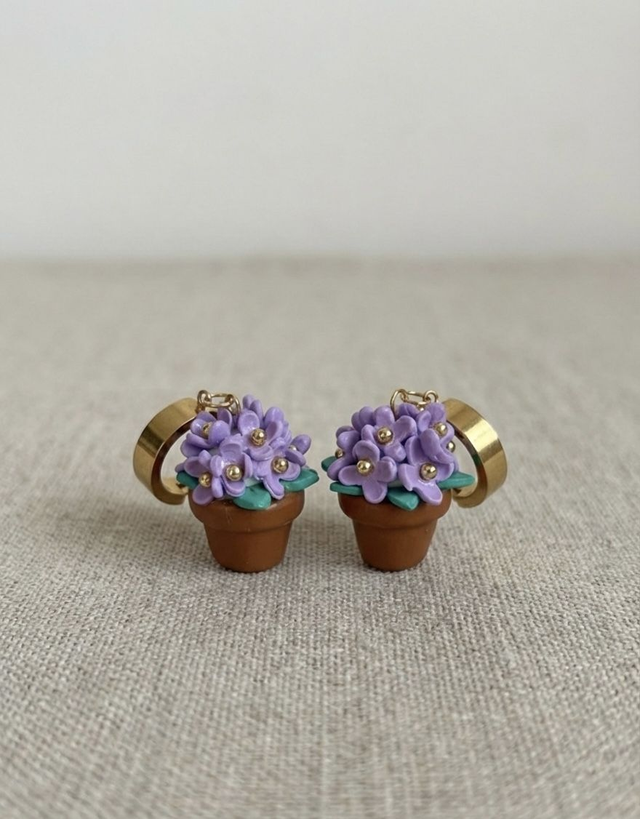 Orecchini lilla con mini bouquet in vaso – fatti a mano