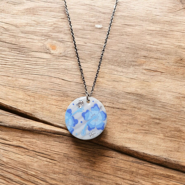 Collier dessiné Flora acier inoxydable bleu saphir clair nacre