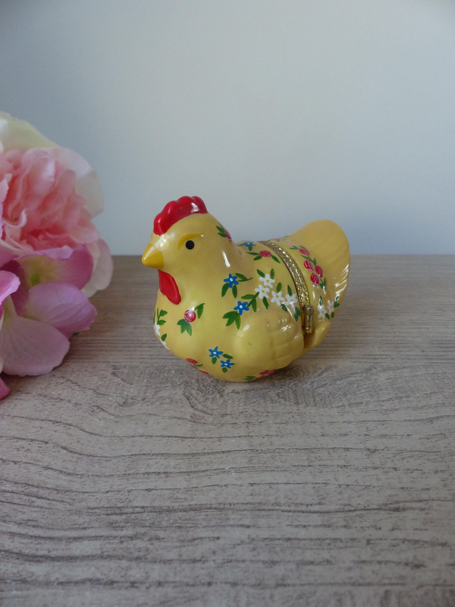 Boite poule en céramique et métal, figurine maman poule avec ses oeufs, cadeau décoration anniversaire, fête, collection boites poulette