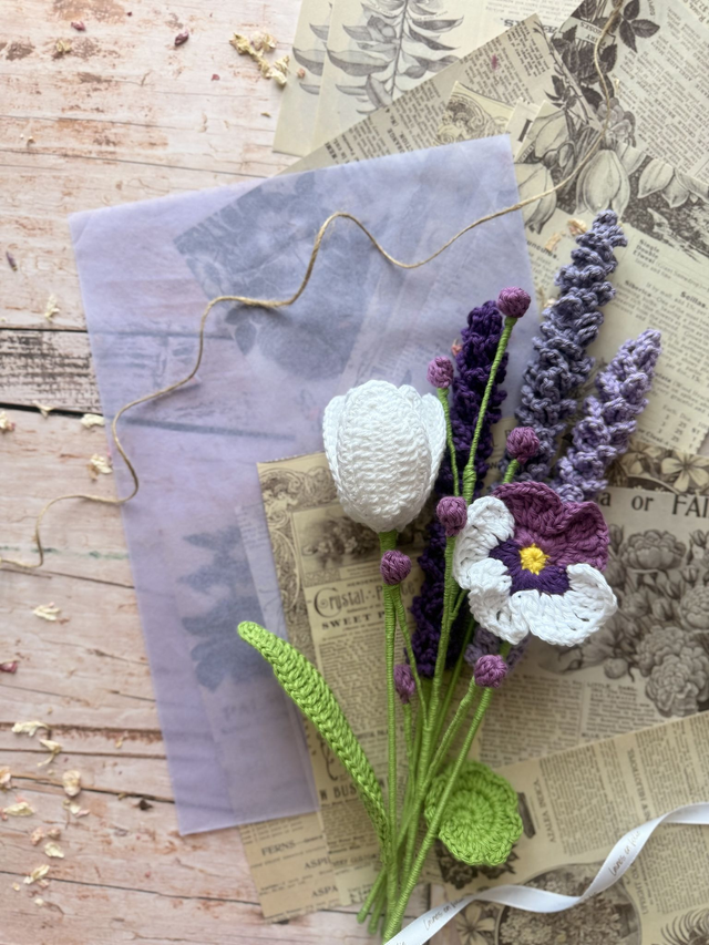 Bouquet de lavandes, tulipe et pensée 