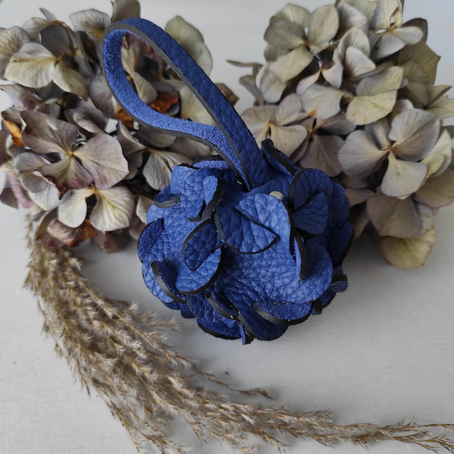 Fleur d'hortensia en cuir à suspendre 