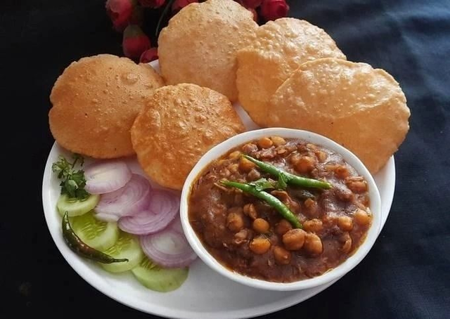 Chhole Puri (6 small Puri)