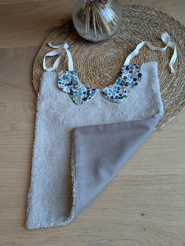 Grand bavoir col fleur 